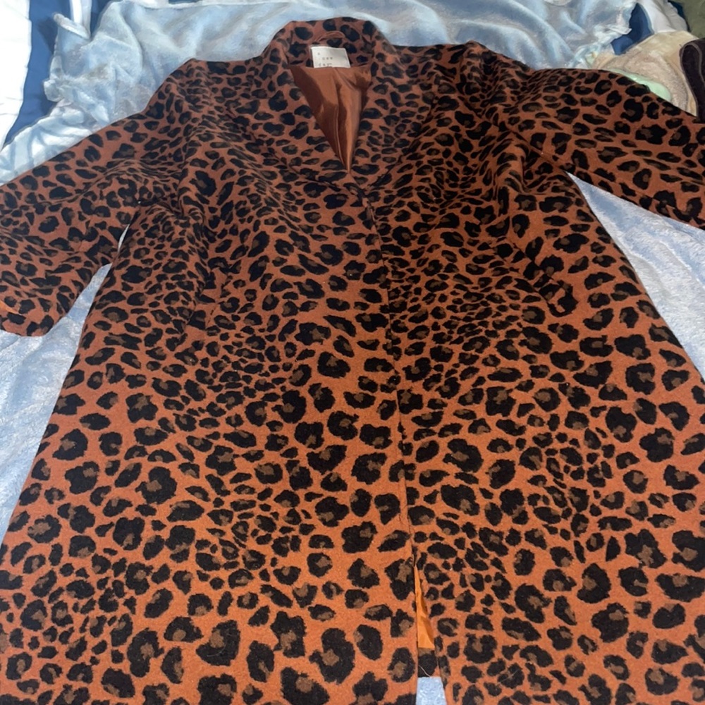 It’s got pockets!!!! I never wear, this it’s literally brand new.